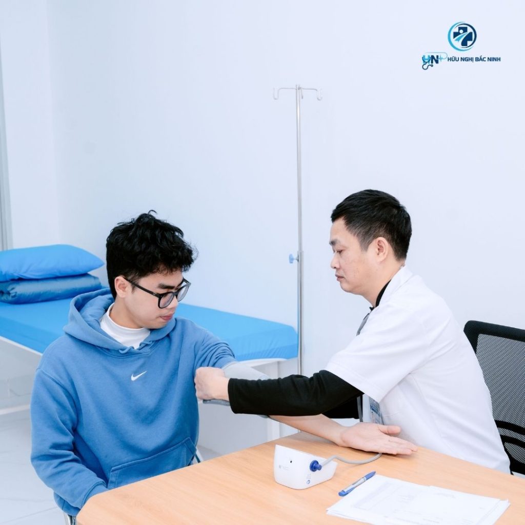Bác sĩ đang thăm khám tại khoa nội tổng hợp - phòng khám Đa khoa Hữu Nghị Bắc Ninh